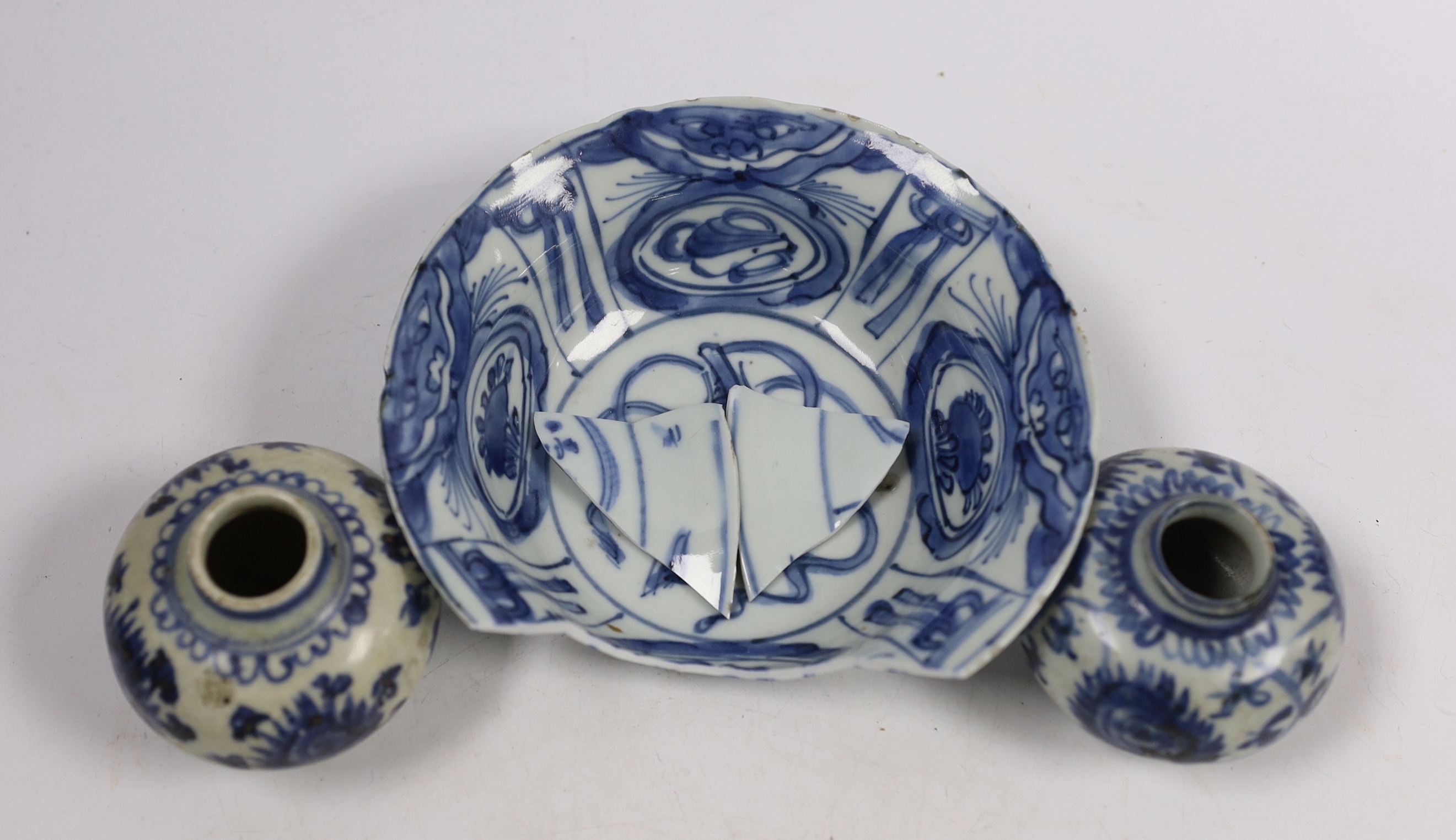 A pair of Chinese blue and white jarlets, Ming Dynasty and a Chinese kraak blue and white bowl, bowl 15cm (3)
